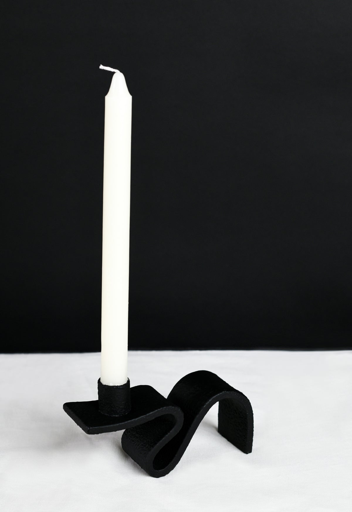 Nastro Wave Matte Black Iron Single Taper Candle Holder