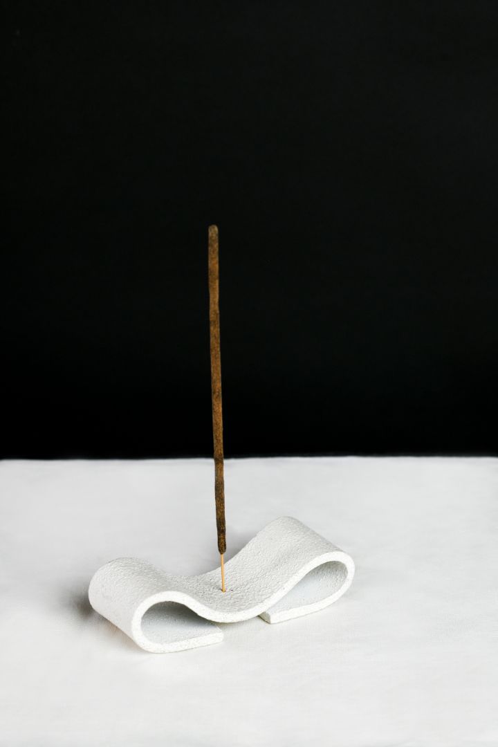 Onda Symmetrical Wave Iron Incense Stick Holder – Textured White